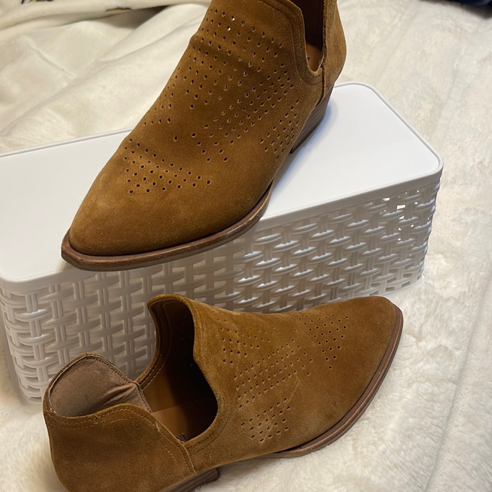 Pointed toe,  suede, Gianni Bini boots.